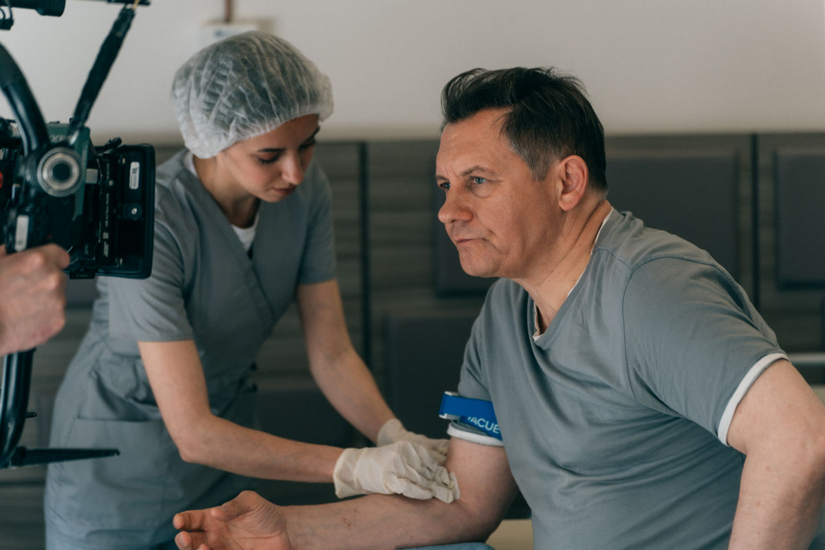 Телеканал НТВ показал новые кадры со съемок детективного сериала «Точка невозврата» с Евгением Миллером