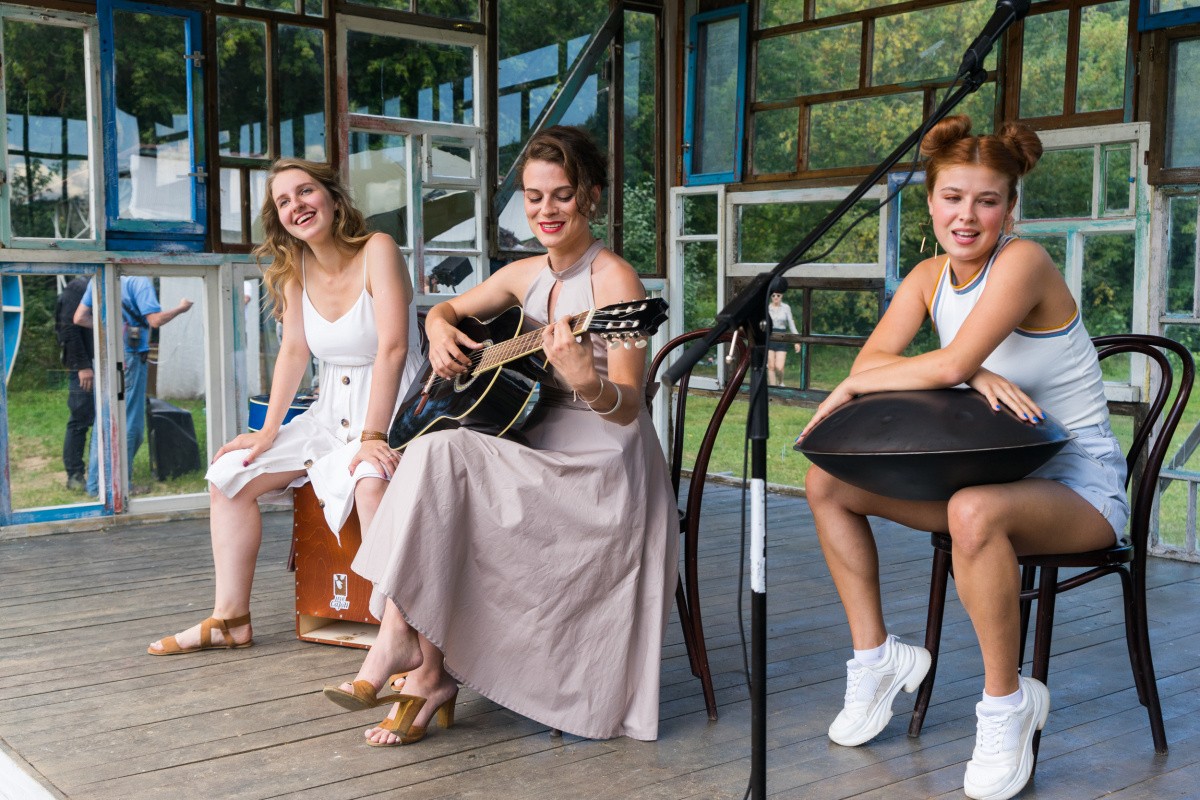 Много знакомых персонажей