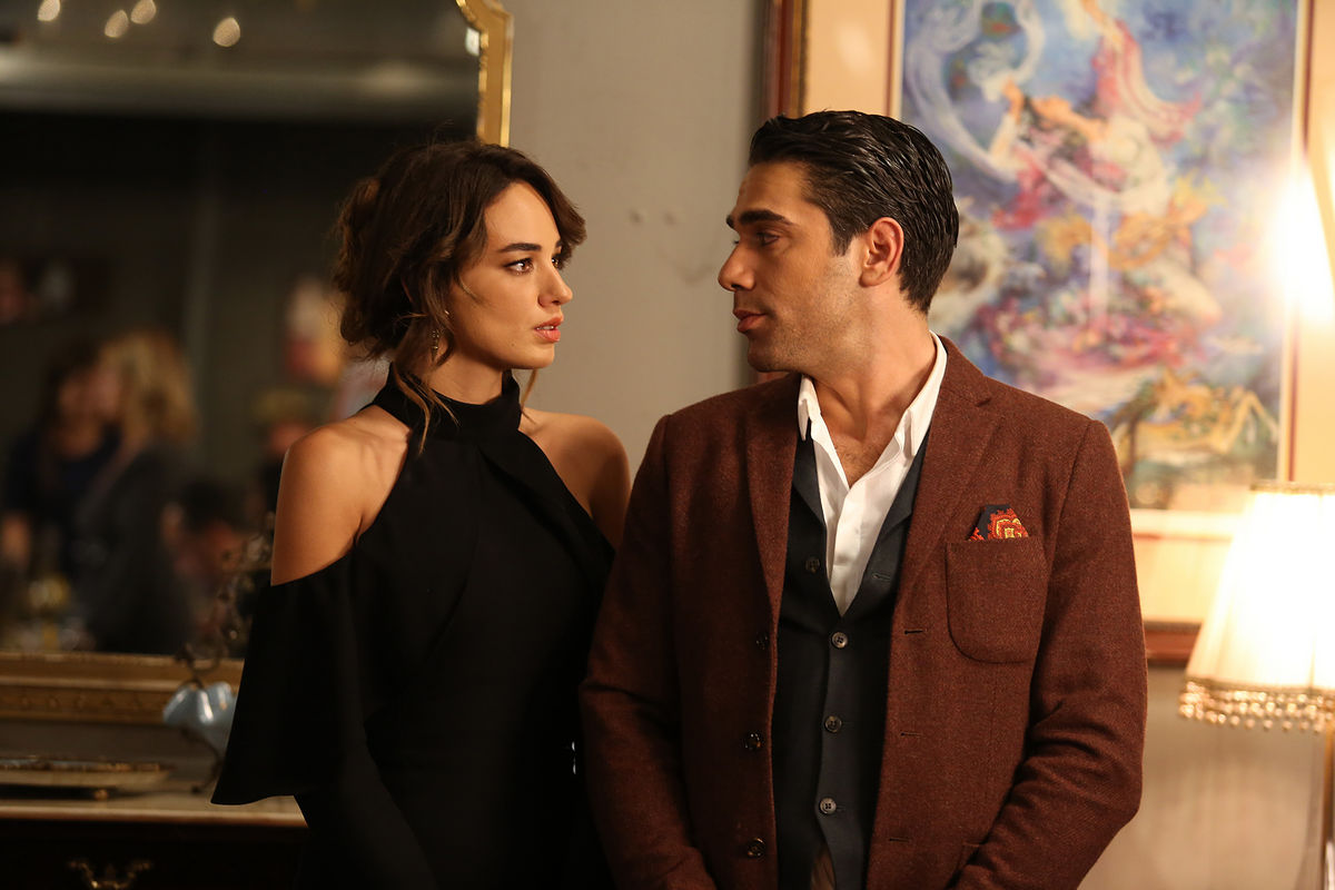 Телеканал «Dомашний» начинает премьерный показ турецкого сериала с Кадиром Догулу «Расскажи мне, как любить»