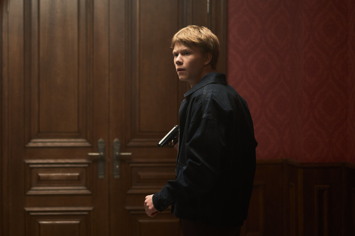 Мир и порядок слов: актер Тимофей Кочнев рассказал о работе над ролью в сериале «Малой» на ТНТ