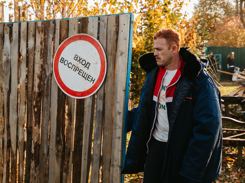 Маски, гречка и село: в Сети выходит новый ситком «Афера» про продленную самоизоляцию в русской деревне