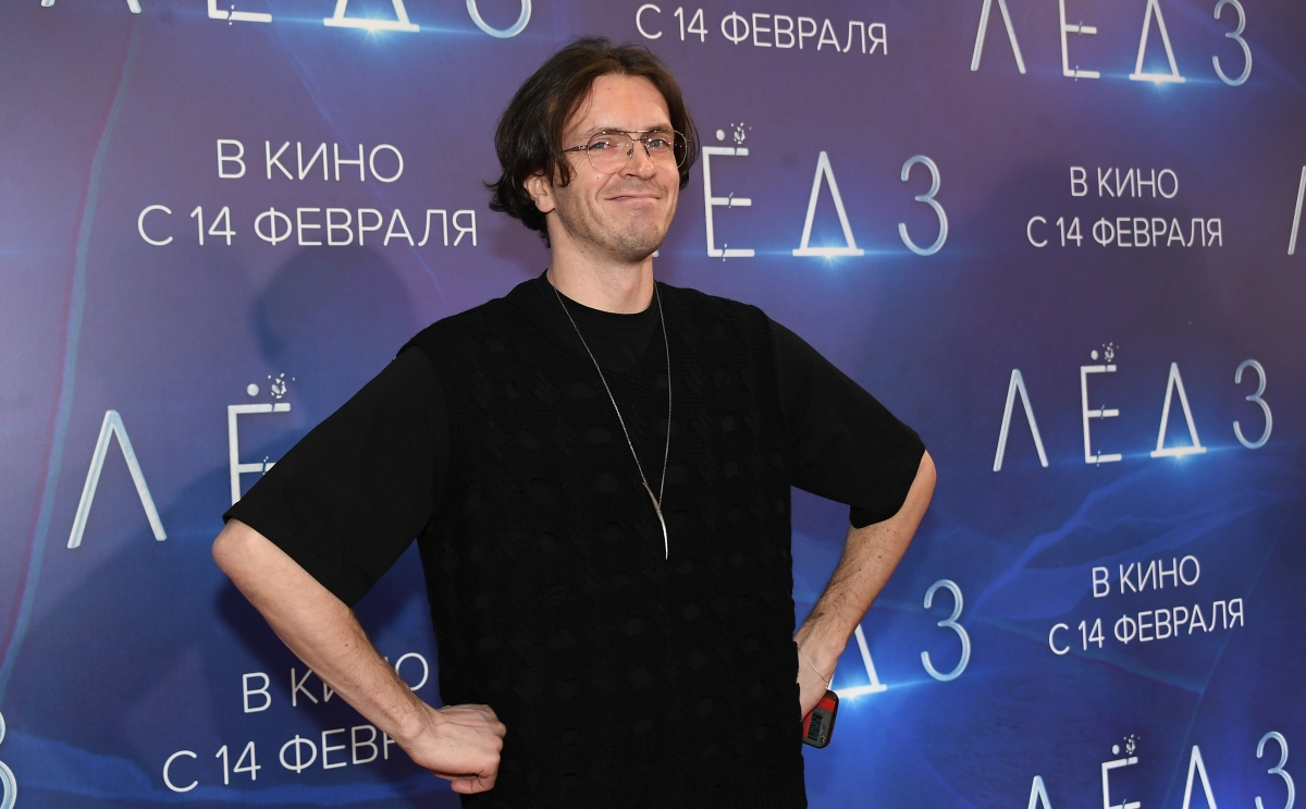 Актер и участник шоу «Импровизаторы» Арсений Попов рассказал о травме в новом сериале «Период полета»