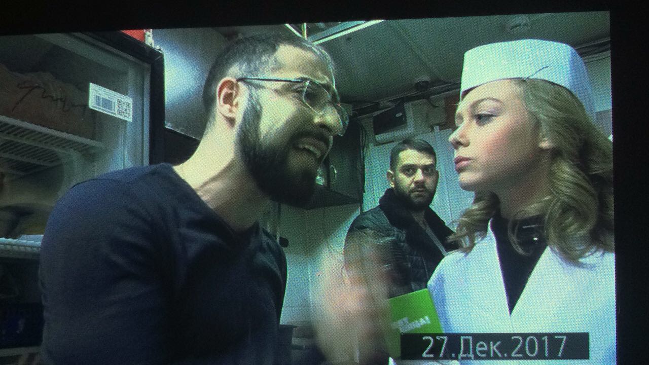 Не видишь – мы кушаем!