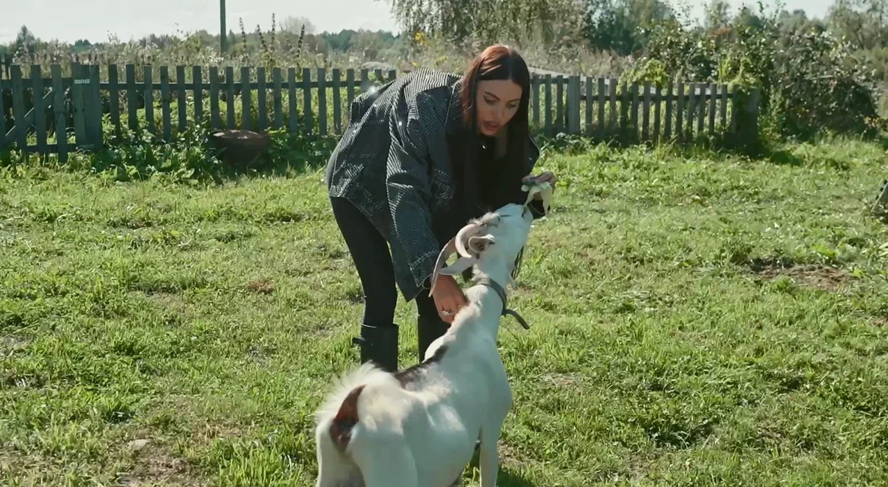 «Мы слышали вой медведя!»: Оксана Самойлова с дочерью пропали в лесу в шоу «Большое переселение» на ТНТ