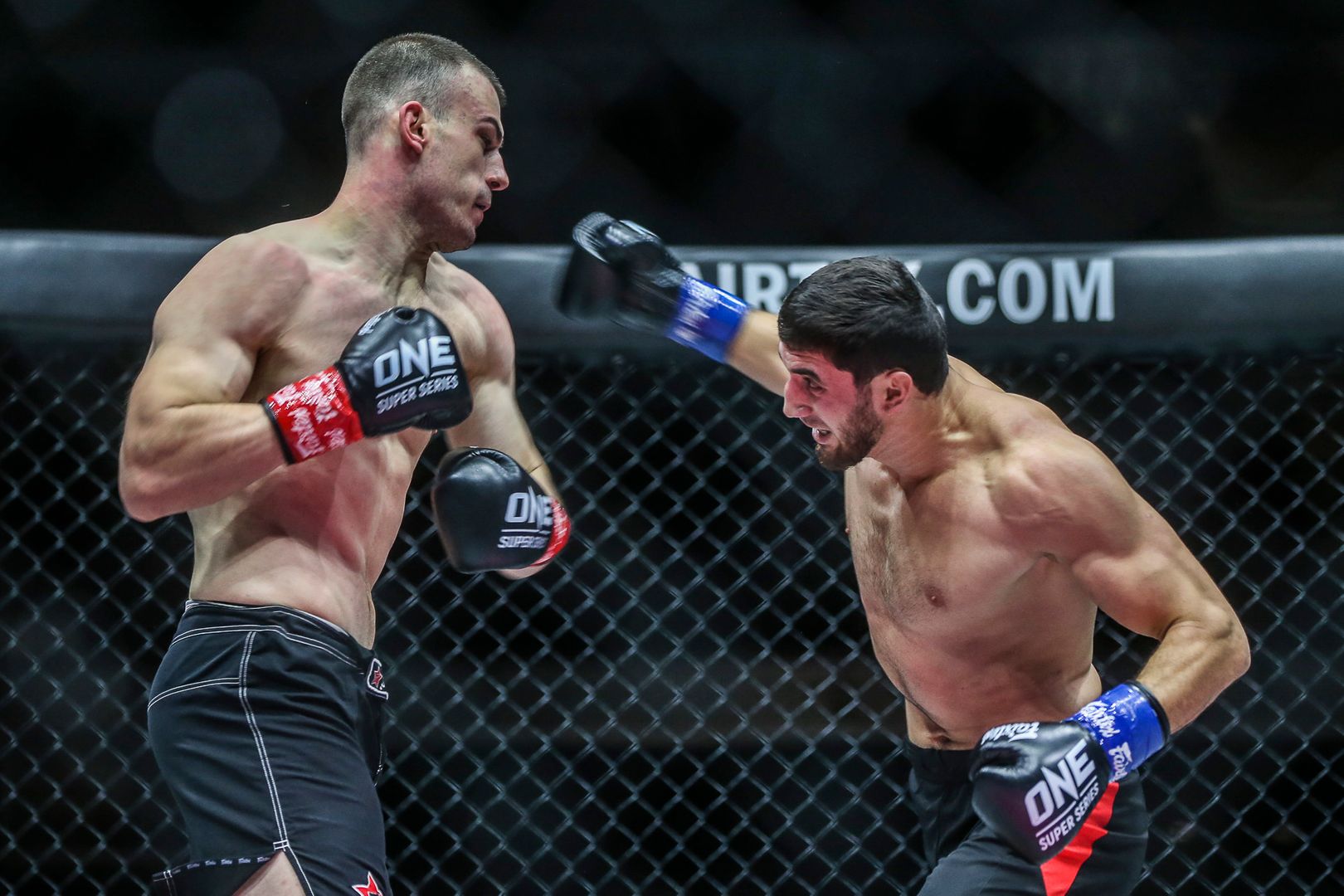 Чемпионский бой Исаев – Эльсави, Тулаев против Фарука, Саруханян сразится с Белковой: турнир по тайскому боксу «Кубок дружбы» на канале «МАТЧ!»