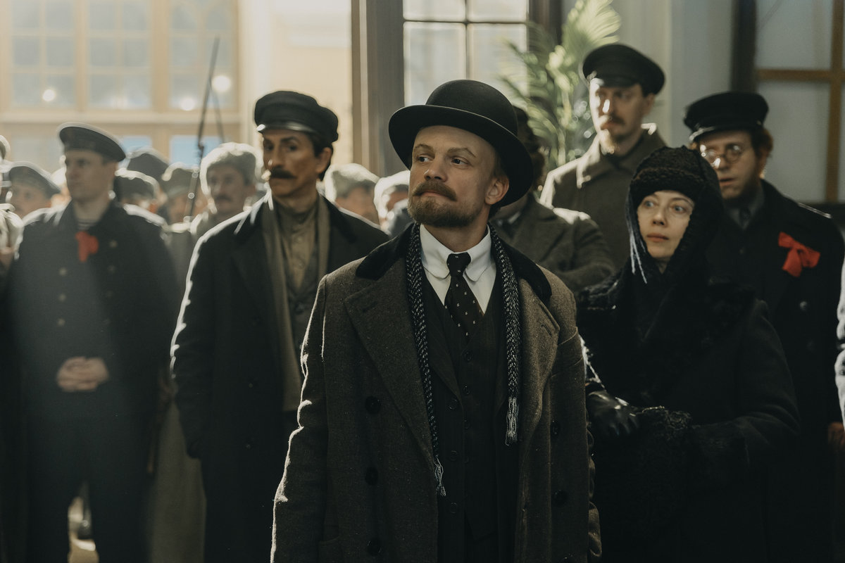  «Россия 1» анонсировала выход в своем эфире исторического сериала Кончаловского «Хроники русской революции»