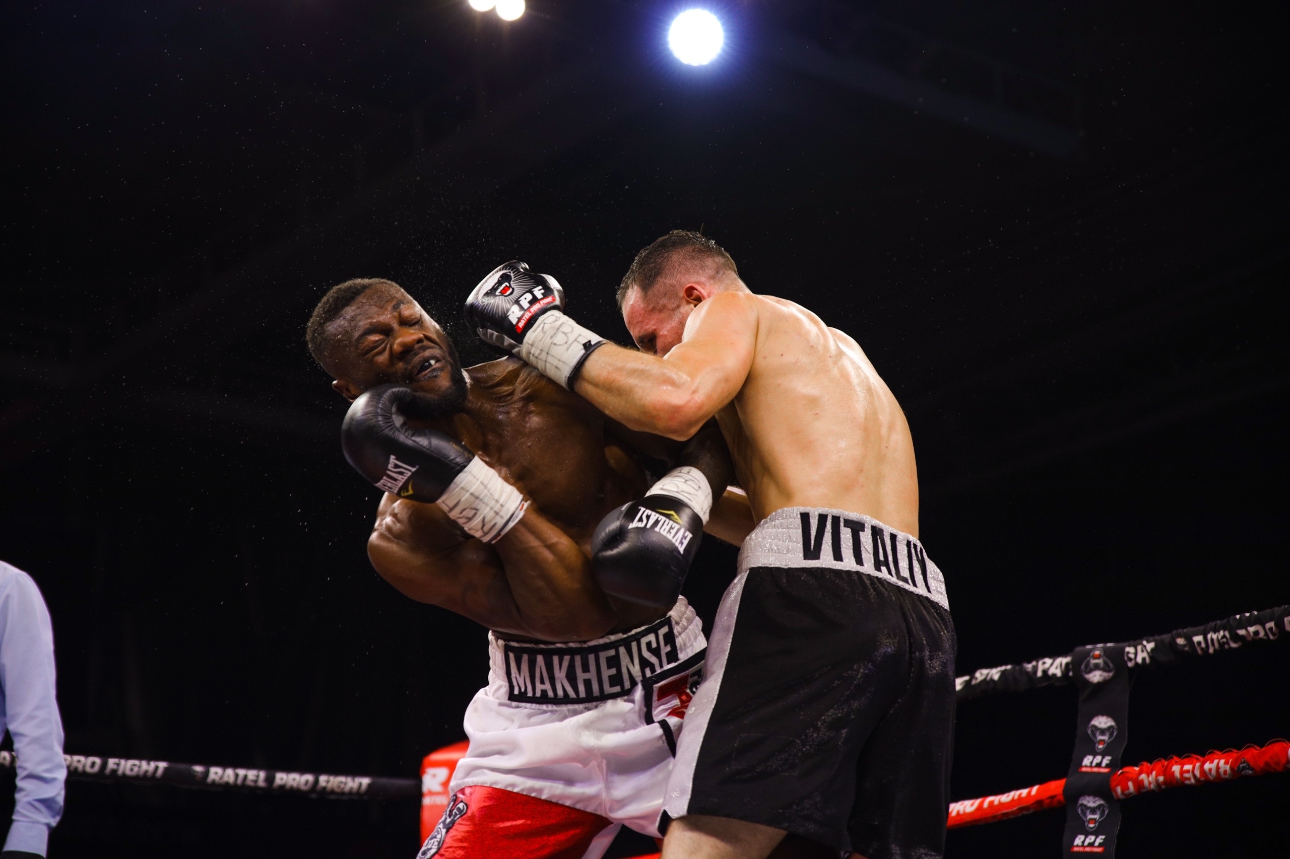 Петряков против Сулайманбека, Гаджиев дерется с Николаевым, Бадалян продолжит с Ишидхимбвой: марафон профессионального бокса на турнире «Шамо Боксинг» на канале «ТВ Спорт»