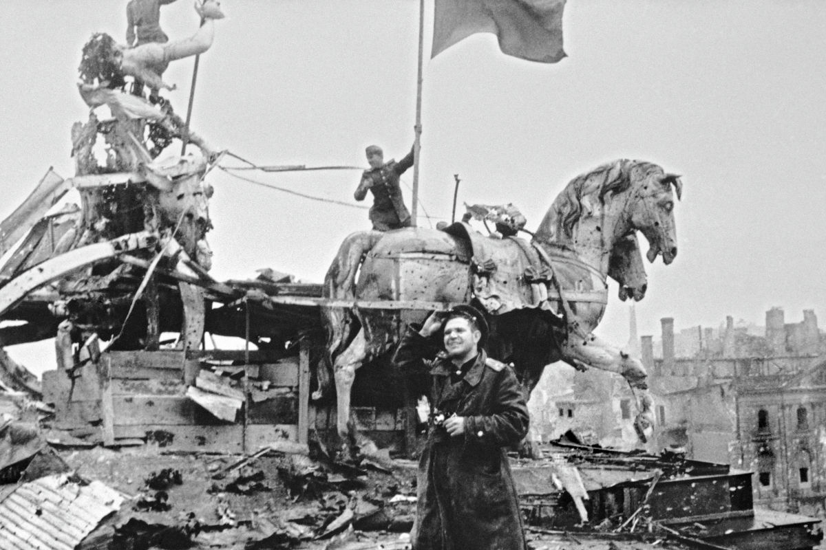 Герои фронта и особые битвы: весь день с художественными документальными военными фильмами на канале «День Победы»