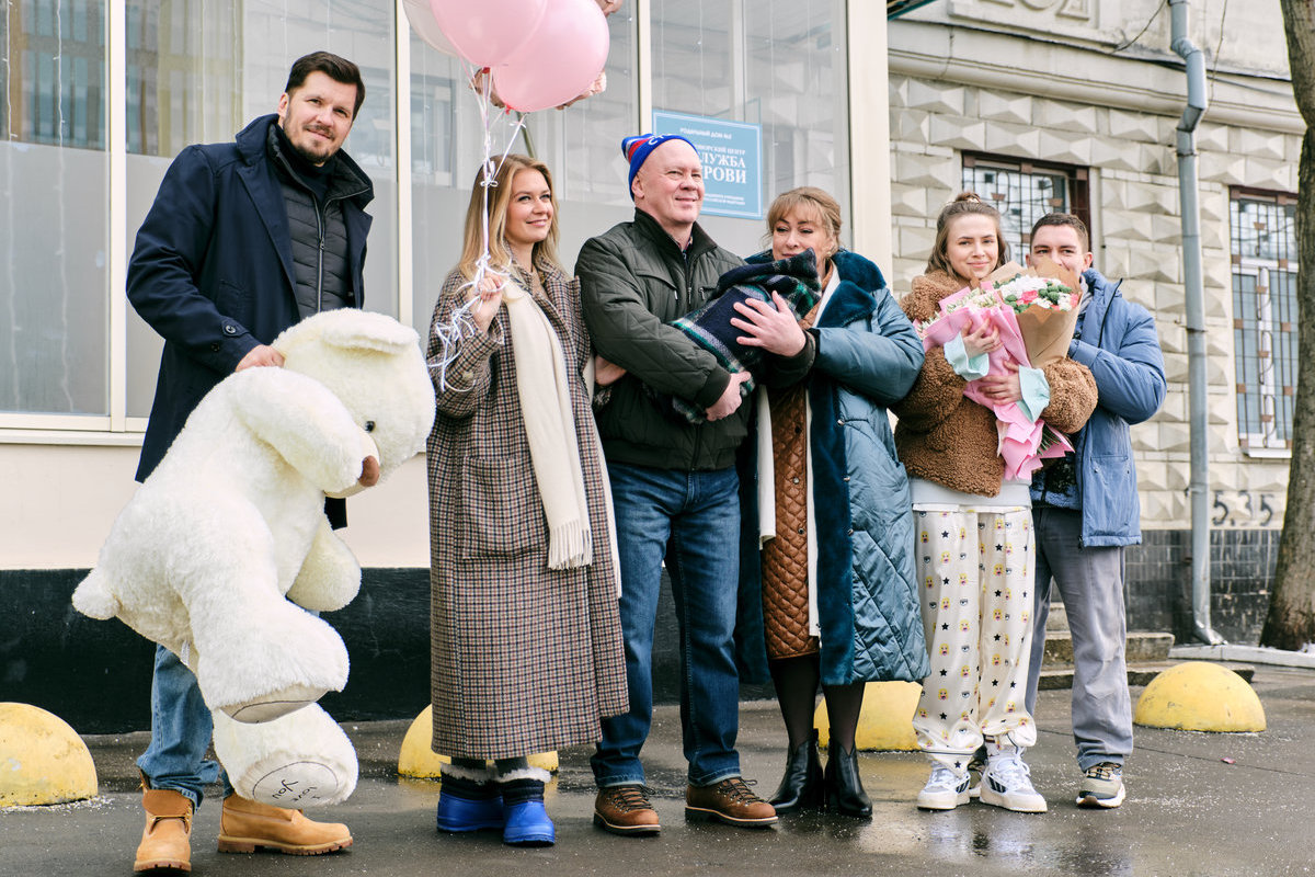 Семейный суперхит: комедийный сериал «Праздники» продлен на четвертый сезон