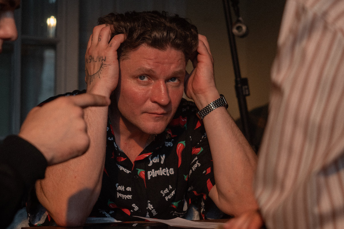 Опубликованы новые кадры: НТВ продолжает работу над комедийным детективом «Псы и волки»