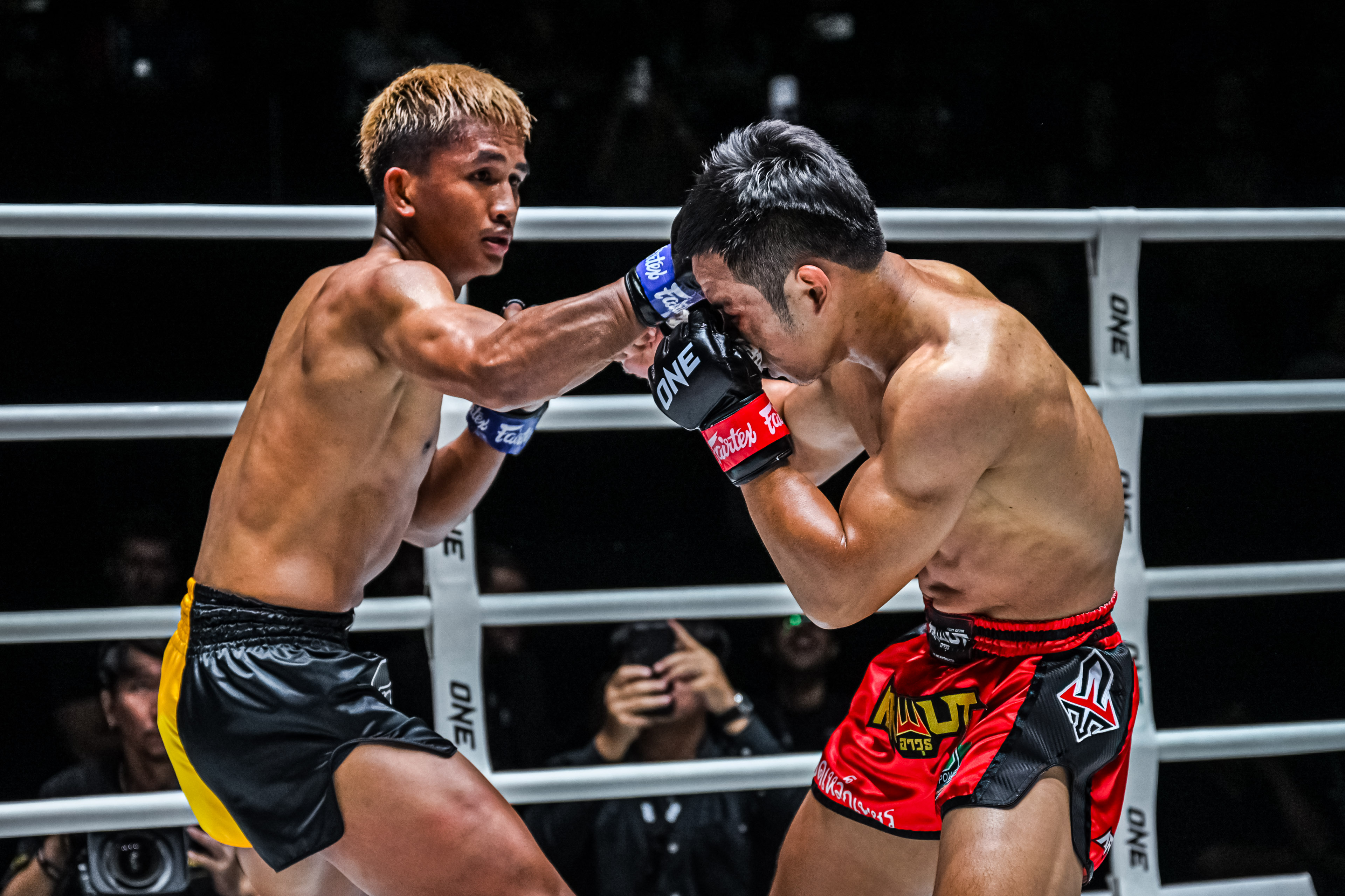 Меньшиков дерется с Тенгнуэнгом, Конгсук против Ламнамунлека: не пропустите пятничный боевой турнир ONE на канале «МАТЧ!»