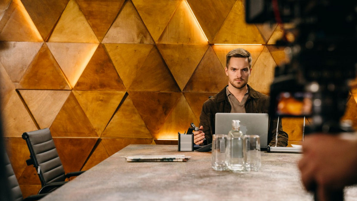 Кто сыграет российского Серкана Болата во втором сезоне: телеканал ТНТ и онлайн-кинотеатры прокомментировали замену главного актера в сериале «Постучись в мою дверь в Москве»