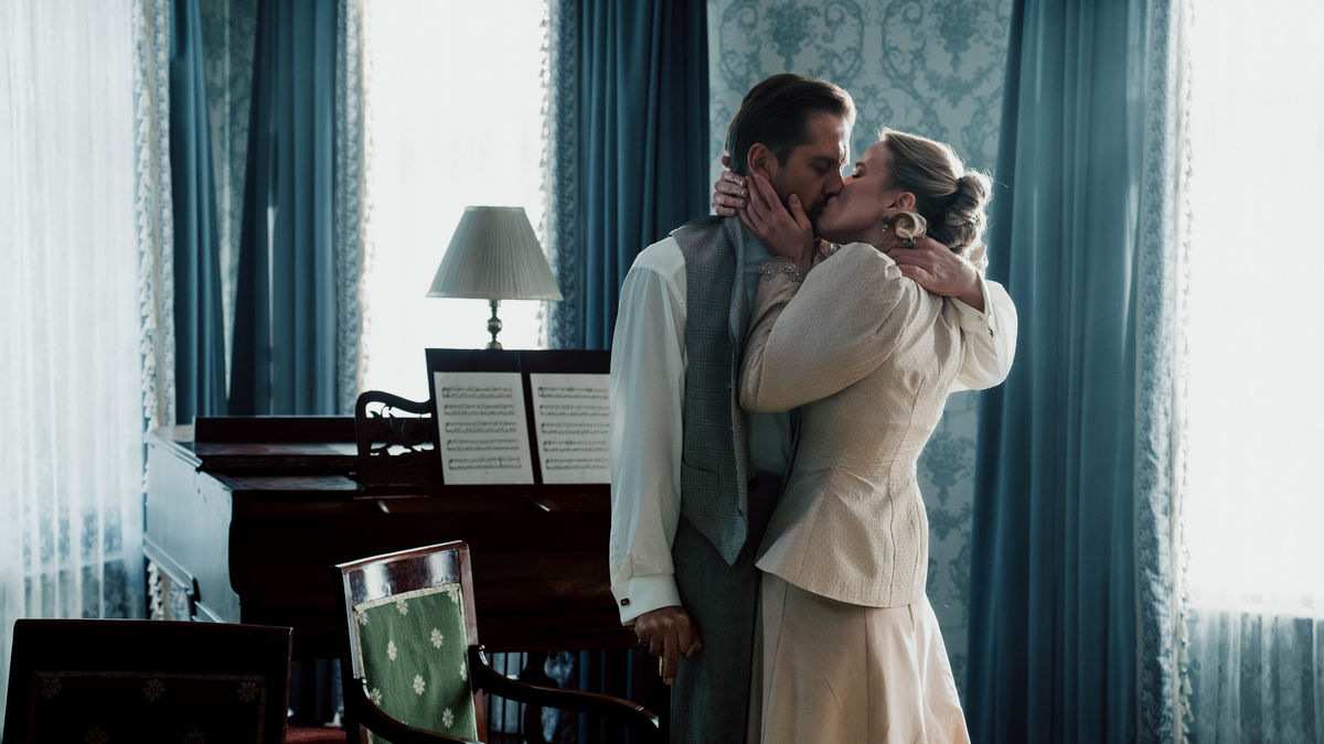 Свежие кадры с площадки: НТВ готовит премьеру детектива «Злые люди» про гениев сыска царской России с Нагиевым и Рыковым