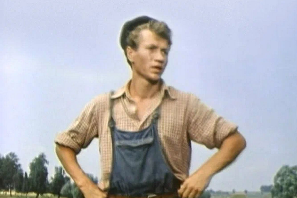 Машина выдержит, она – не человек: житейская комедия «Ссора в Лукашах» на канале «Любимое» рассказывает, как механик Костя бился с лентяями