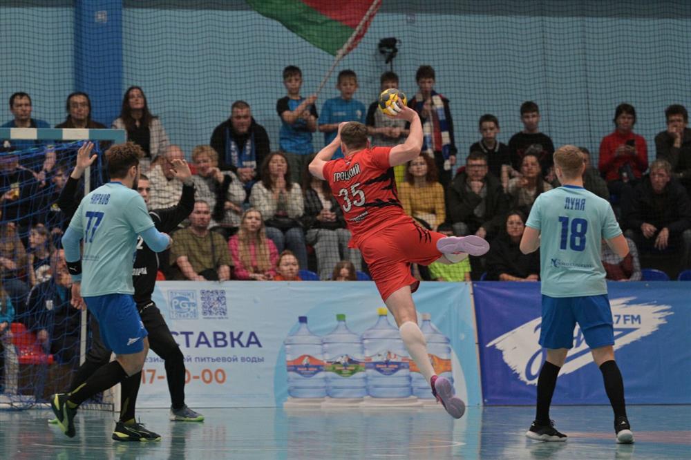 Битвы больших мужиков в Волгограде и Перми: смотрим матчи гандбольной суперлиги КАУСТИК – «Чеховские Медведи» и «Пермские Медведи» – «ВиктОр» на канале «Мяч»