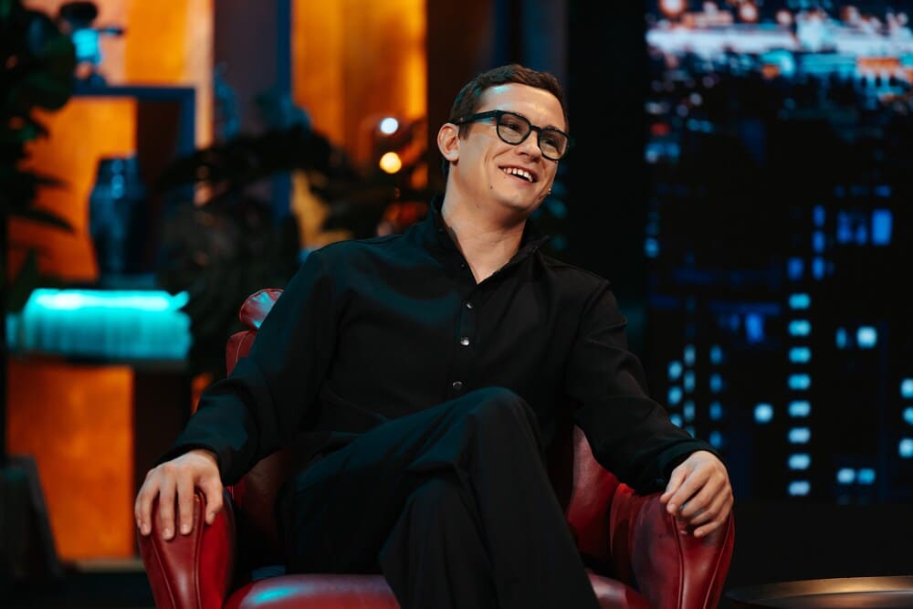 Последствия вечеринок: Никита Кологривый на «Шоу Воли» поругался с Павлом Волей и укусил Илью Соболева