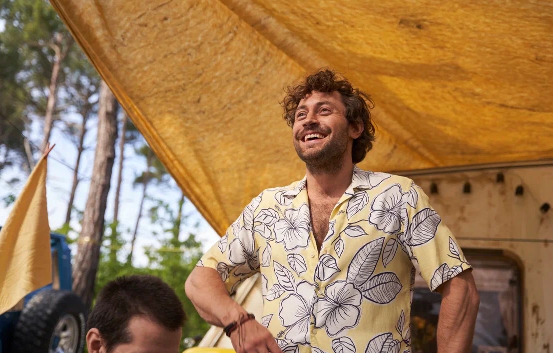 Летняя новинка: PREMIER покажет иронический детектив «На страже пляжа» о молодом криминалисте