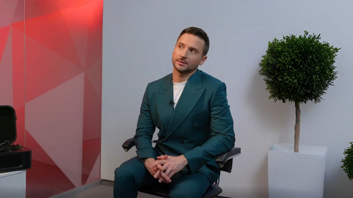 МУЗ-ТВ в день рождения Сергея Лазарева расскажет об одном из главных хитов именинника «В самое сердце»