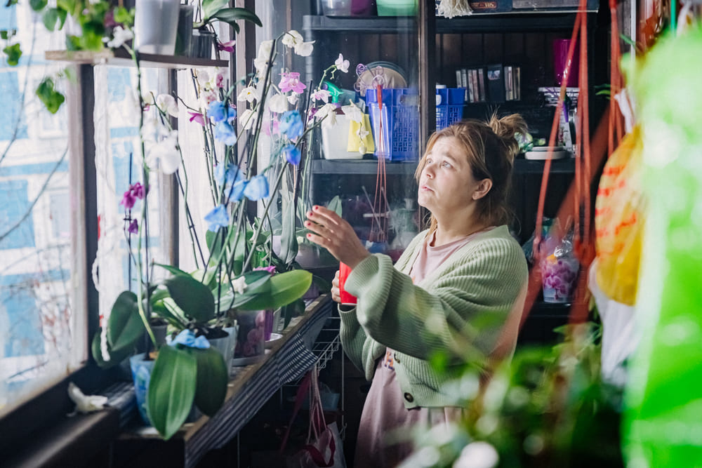 Детектив и комедия: где и когда впервые покажут сериал «Гостья» с Ириной Пеговой