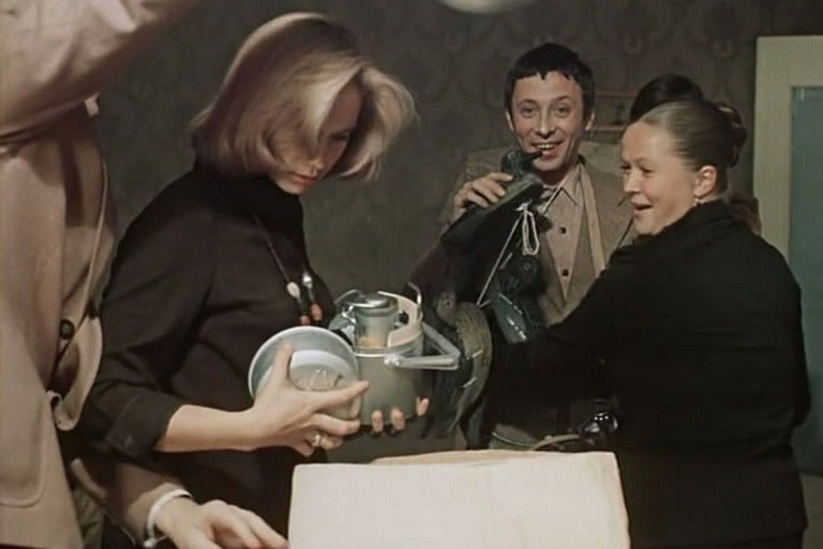 Витя в разгуле, мама выходит замуж, папа женится, деда ждет старость: не пропустите четыре милицейских детектива на канале «Любимое»