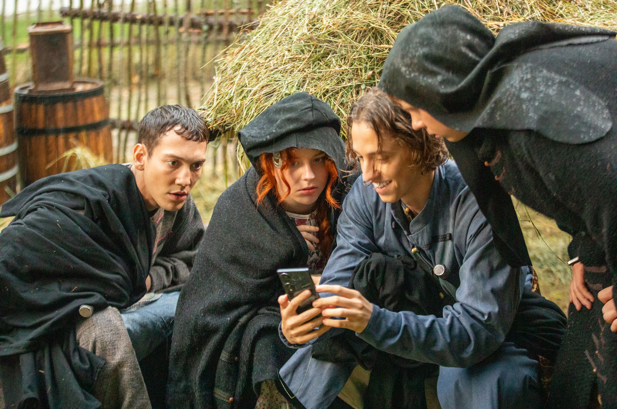 На примере сериала «Казачок» канала ТНТ: смартфон в крепостной избе: изменил бы гаджет ход истории?