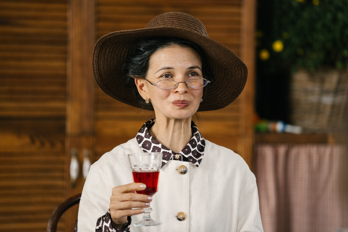 Премьера уже скоро: телеканал ТНТ раскрыл новую героиню третьего сезона сериала «Праздники»