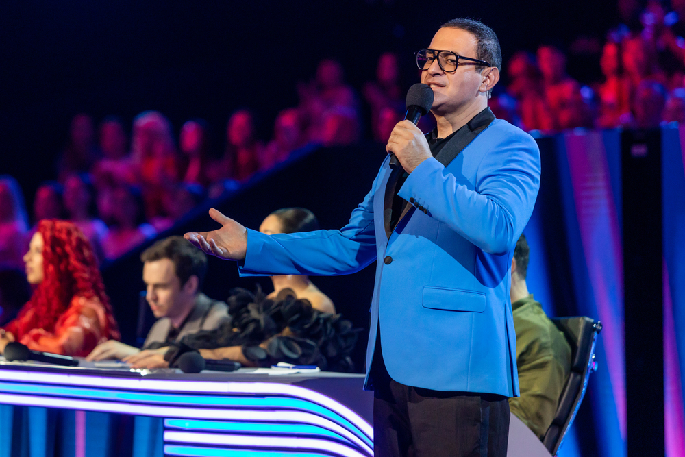 Неожиданный поворот: на шоу «Ярче звезд» сменился ведущий