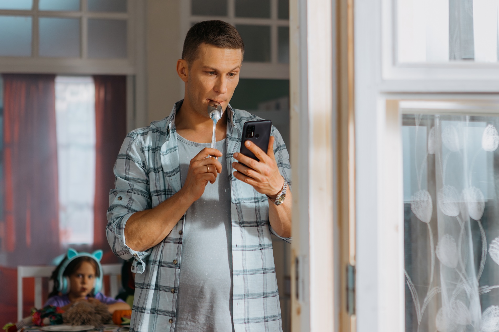 Полицейский в роли папы: новая комедия «Домохозяин» на СТС стартует 26 мая