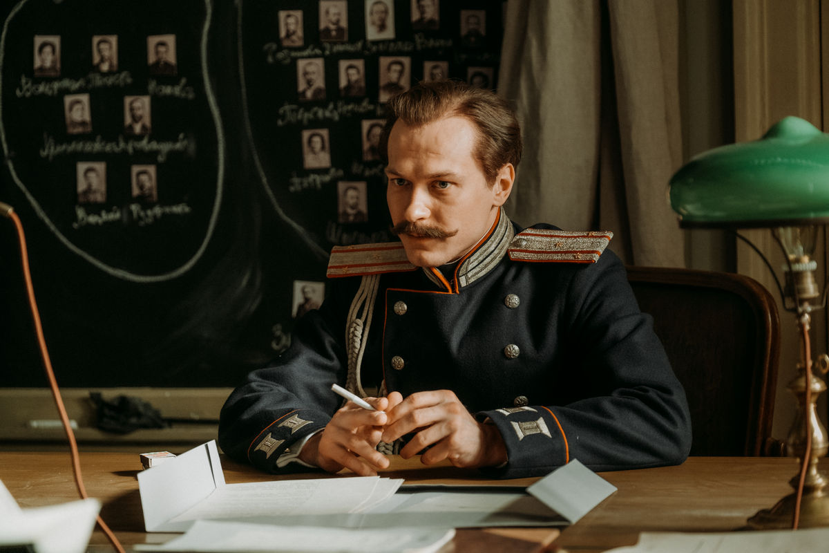 Первые подробности и кадры: номинант на «Оскар» Юра Борисов в сериале Кончаловского «Хроники русской революции»
