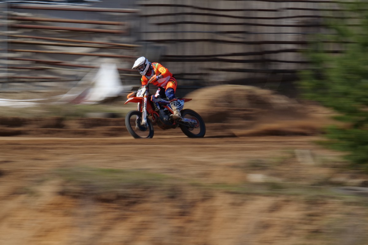 Скорость не сбрасывай на виражах