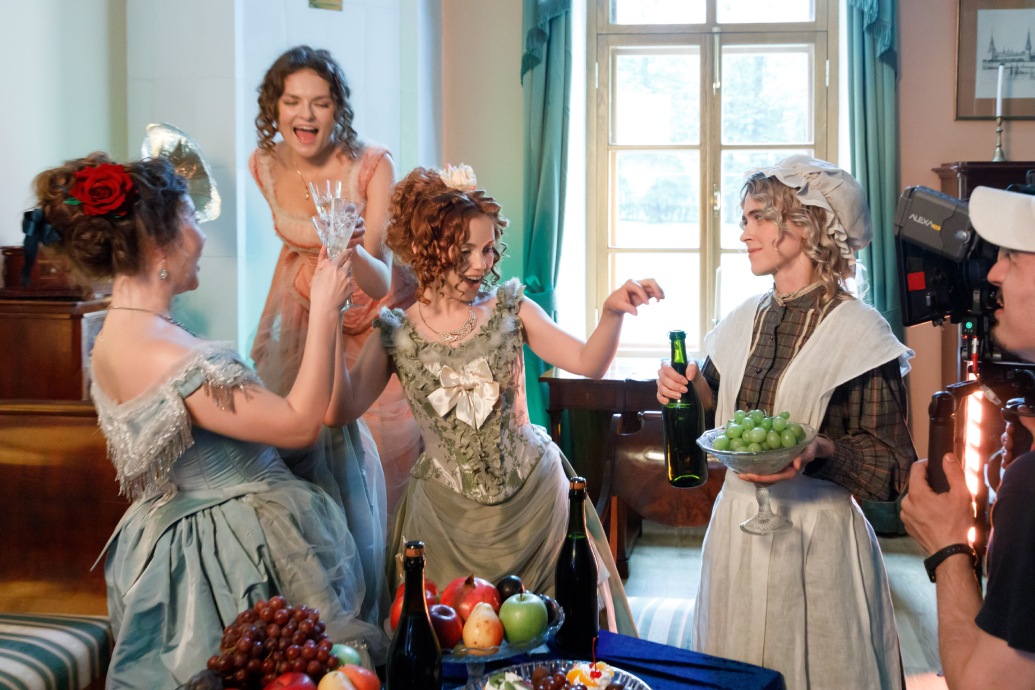 Шоу с переодеваниями: на СТС стартует комедийный сериал «Сториз»