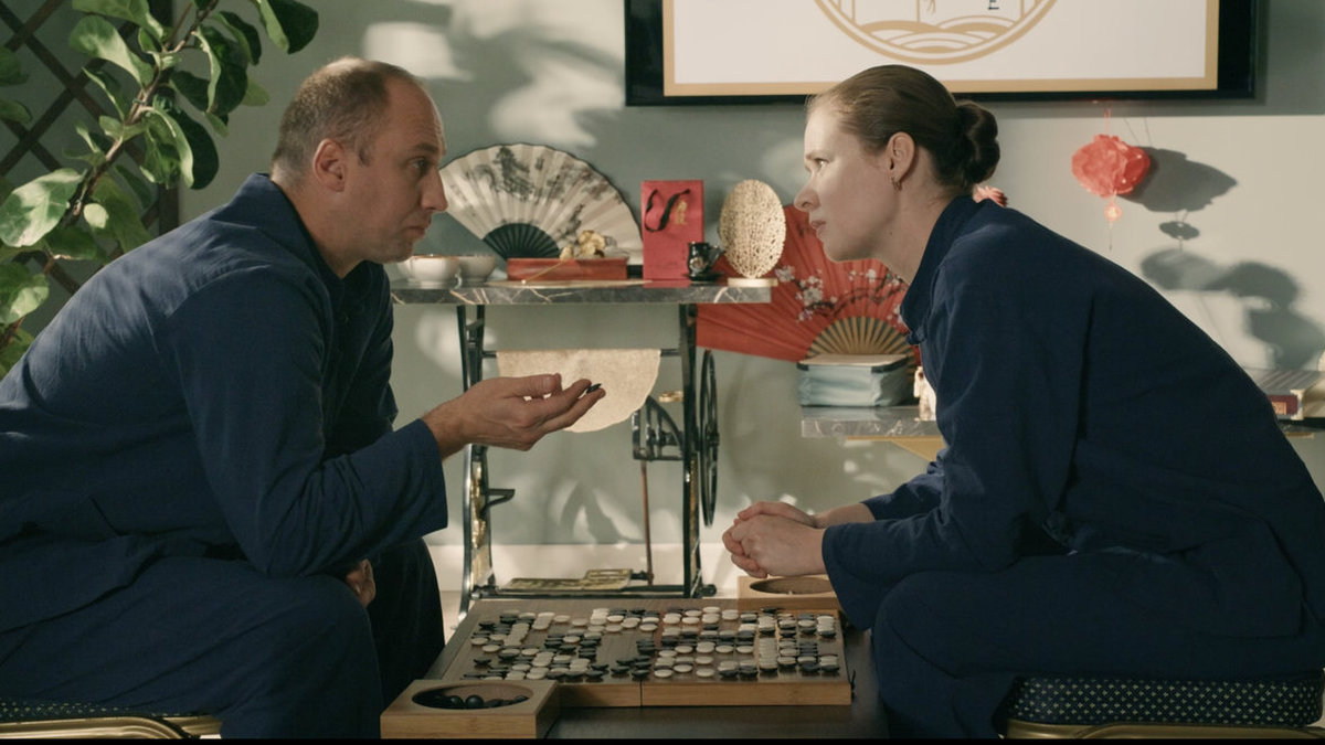 На «ТВ Центре» выходят первые и новые серии детектива «Черные начинают – белые выигрывают»