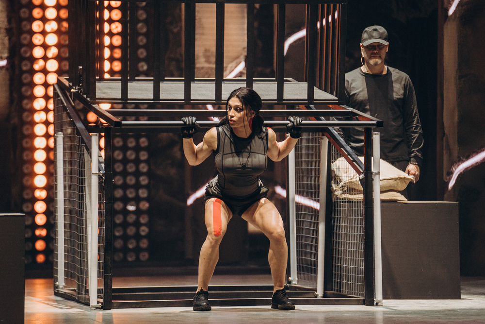 Не только красиво, но и полезно: девушки «сделали» мужчин по приседаниям с весом в шоу «Титаны» на ТНТ