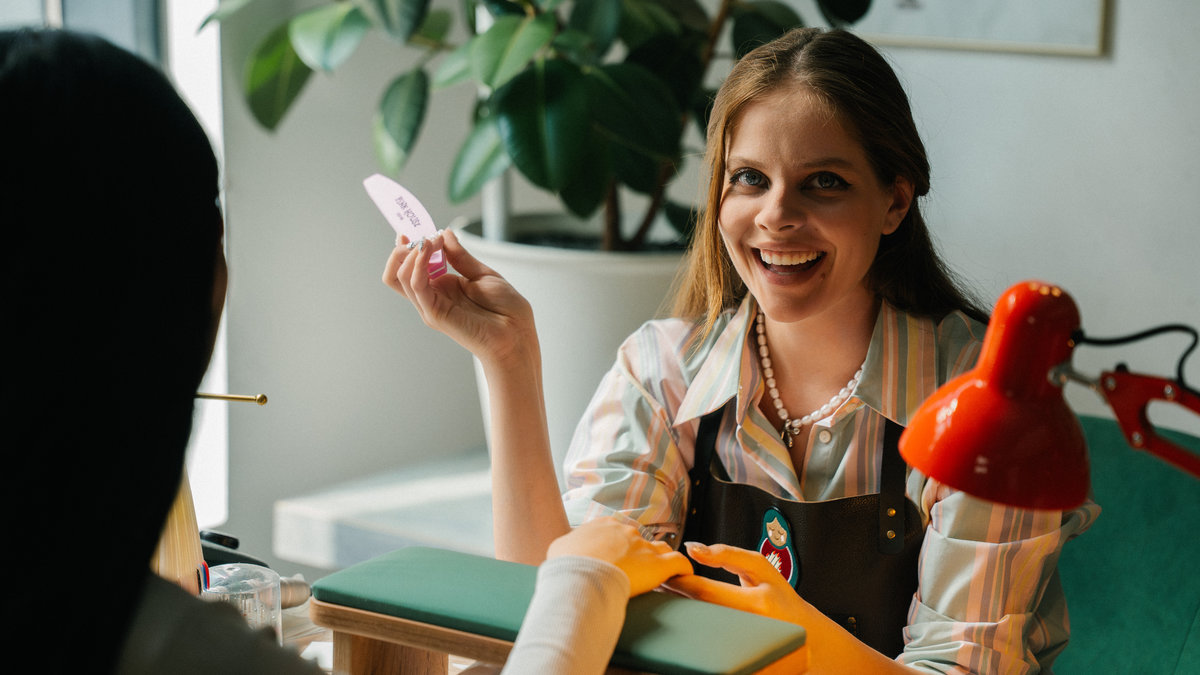 Гель. Типсы. Шипы. Актриса Ангелина Пахомова – о принятии себя и сериале «Мистер Ноготь» на СТС