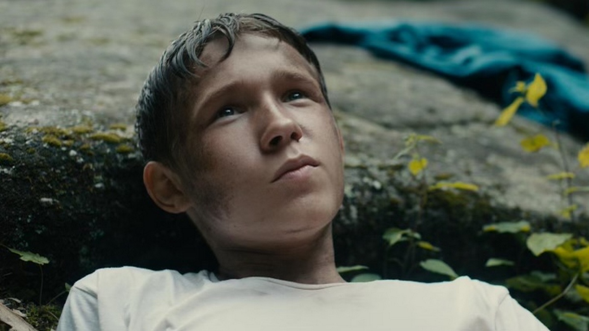 Выживший мальчик в штате Мэн: в кино стартует семейно-тревожная драма «В плену стихии»