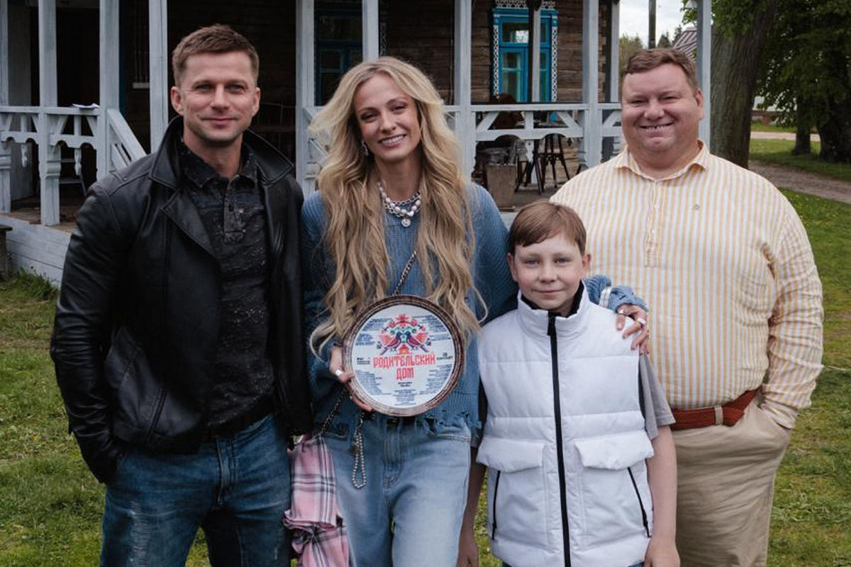 Место силы: стартовали съемки комедии «Родительский дом» с Полиной Максимовой и Романом Курцыным