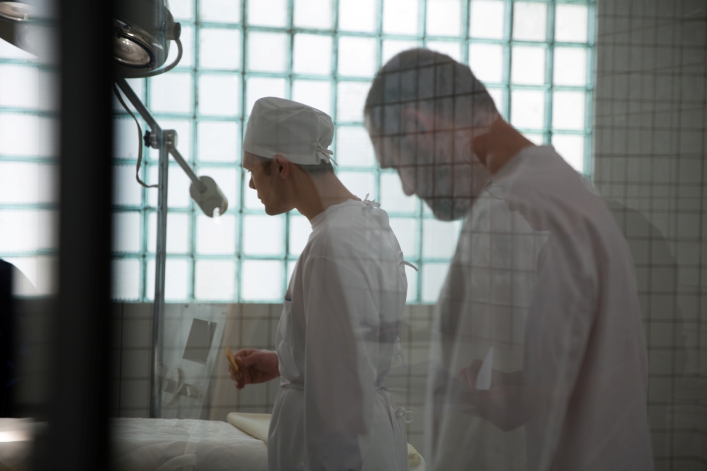 Первый канал на этой неделе покажет больше серий ретродрамы «Доктор Преображенский»