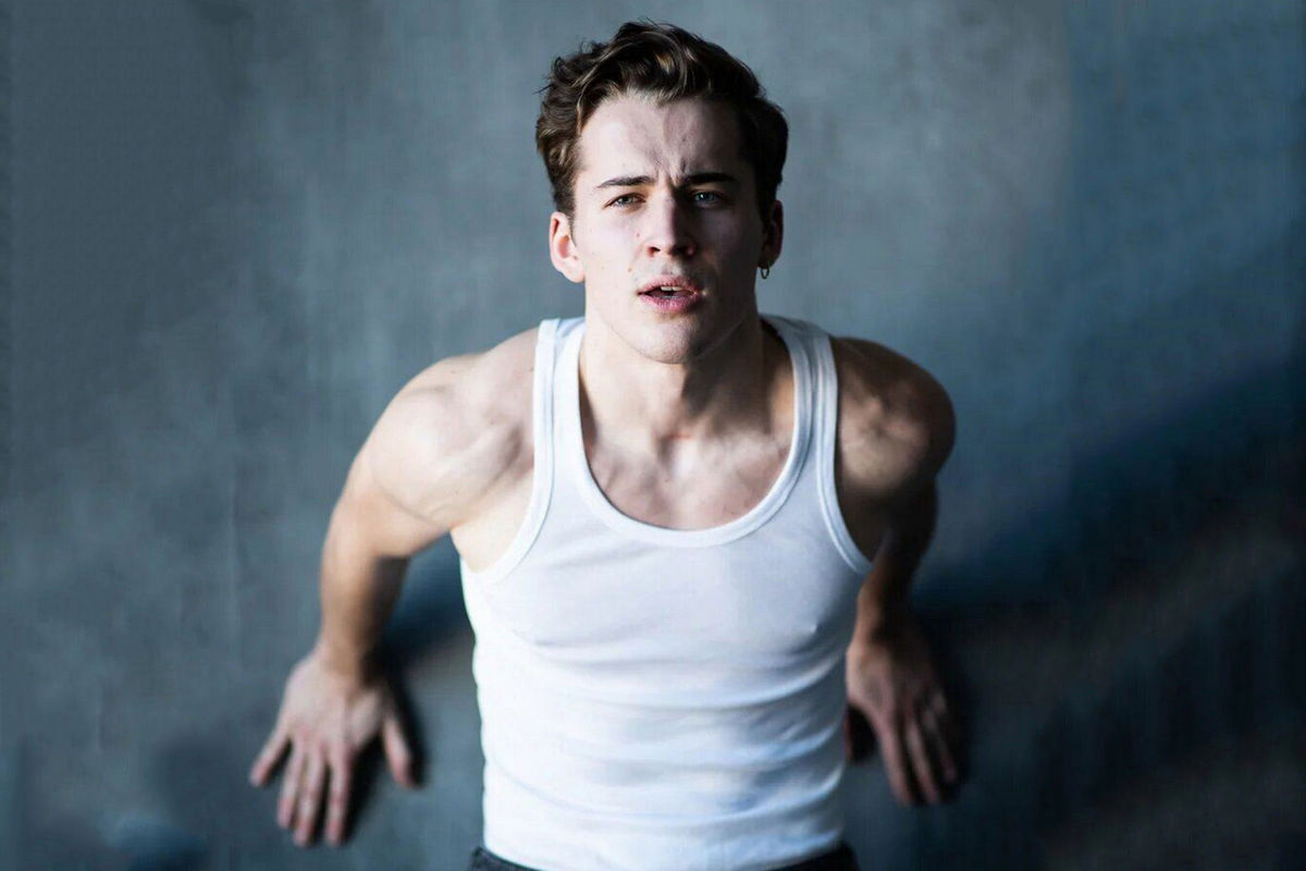 «Я гну свою линию»: актер Никита Касьяненко о съемках с Нагиевым и работе в самом маленьком театре страны