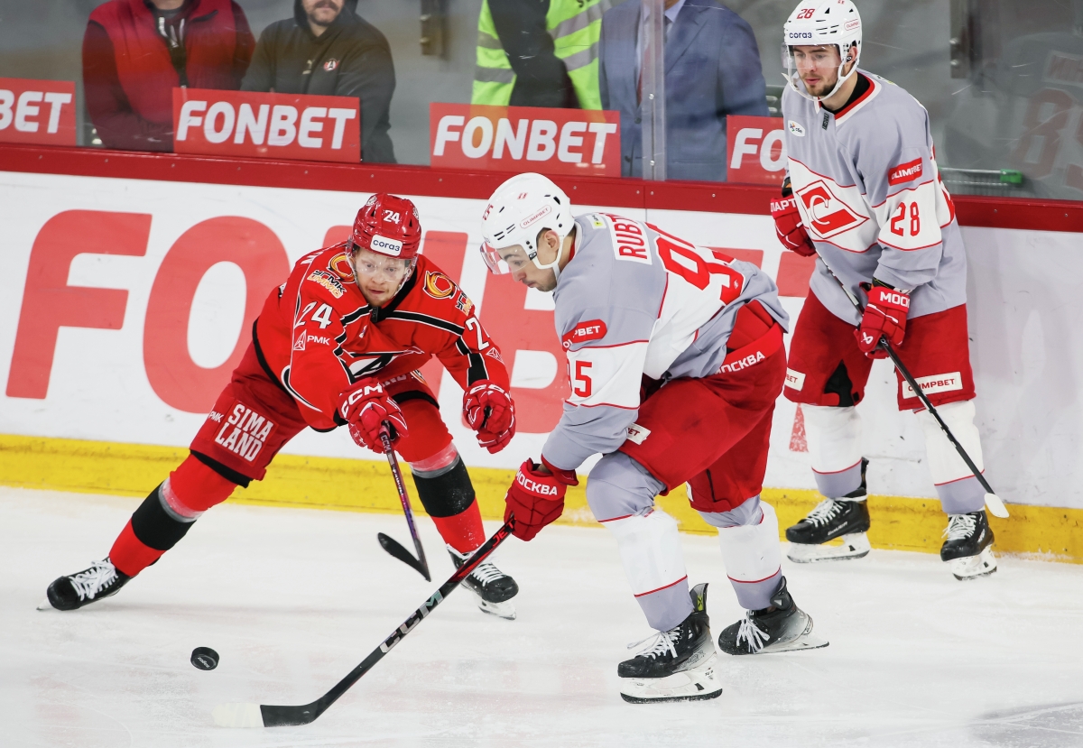 «Спартак» дерется с «Автомобилистом», СКА принимает дерзкую «Северсталь»: не пропустите матчи Континентальной хоккейной лиги на телеканале «МАТЧ!»