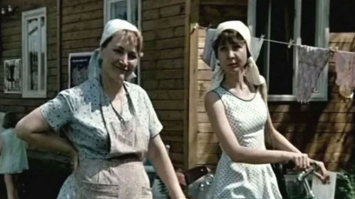 Гений-модельер, укротительница хищников, путешествие на БАМ, юная любовь в деревне: смотрим четыре комедийные мелодрамы на канале «Любимое»