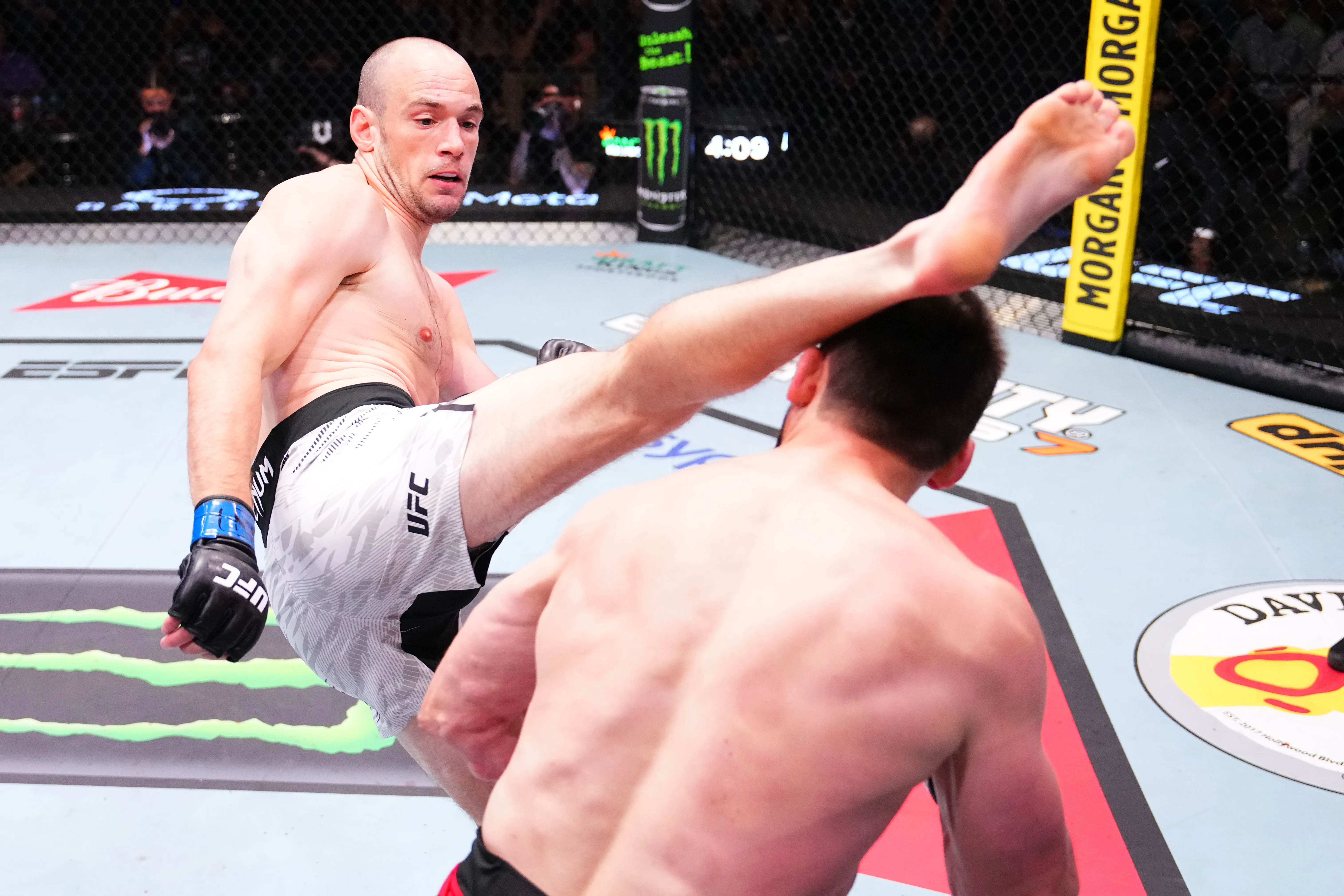 Спивак против Делии, Стрикленд постарается остановить Эрнандеса, Нил встанет с Медичем: смотрим UFC Fight Night 267 на канале «МАТЧ!»