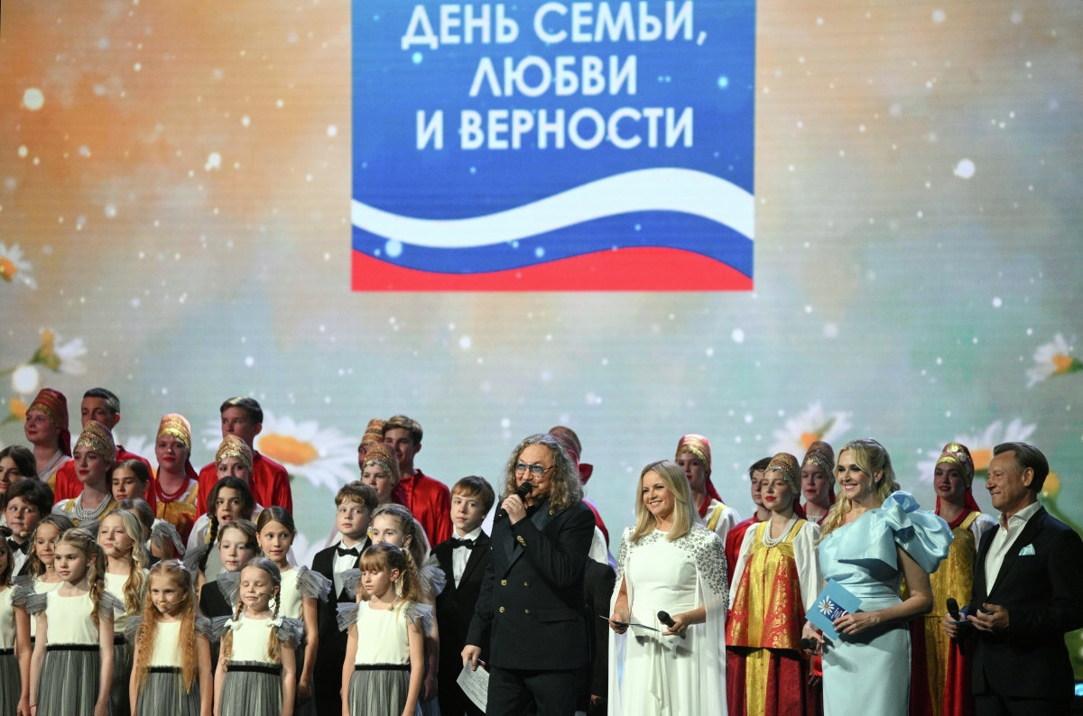 Первый канал эксклюзивно покажет праздничный концерт ко Дню семьи, любви и верности в Кремле