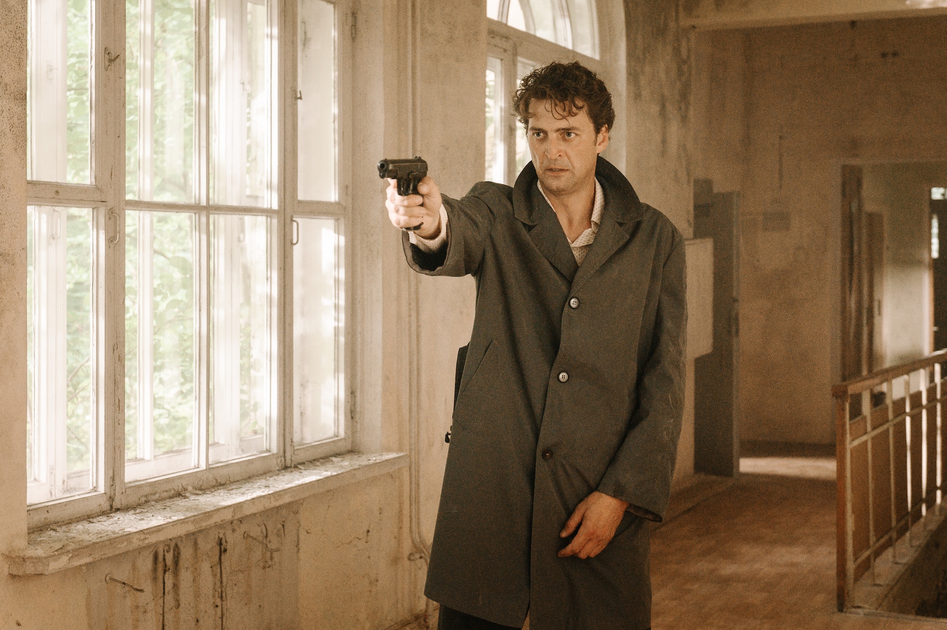 Физик, валютчик, шпион: на РЕН ТВ стартует детектив «Разящий луч» с Мороз и Колесниковым