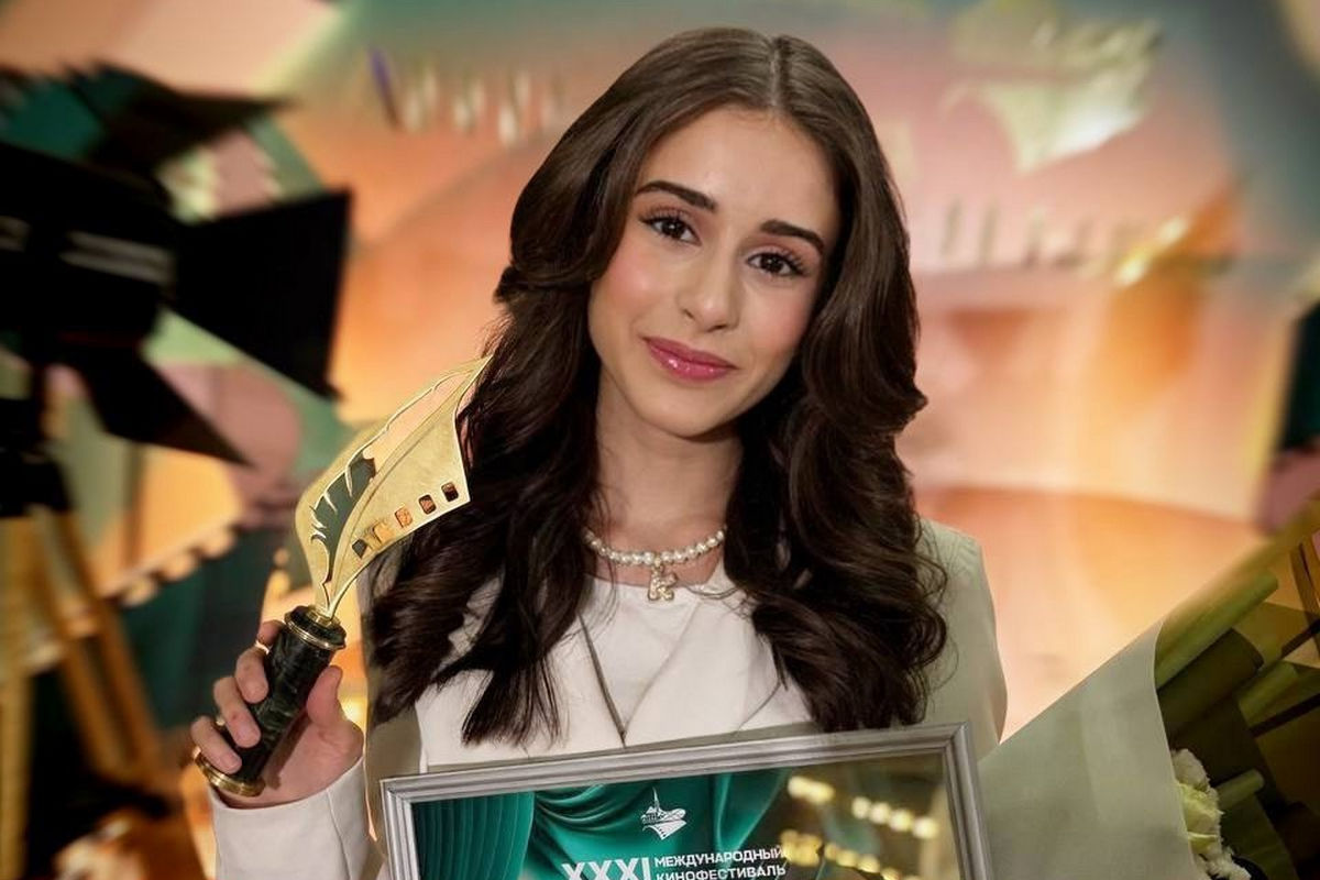 «Мне хотелось бы посоветовать всем жить офлайн, а не онлайн»: актриса Карина Каграманян о «Манюне», «БеспринцЫпных чтениях» и развитии карьеры