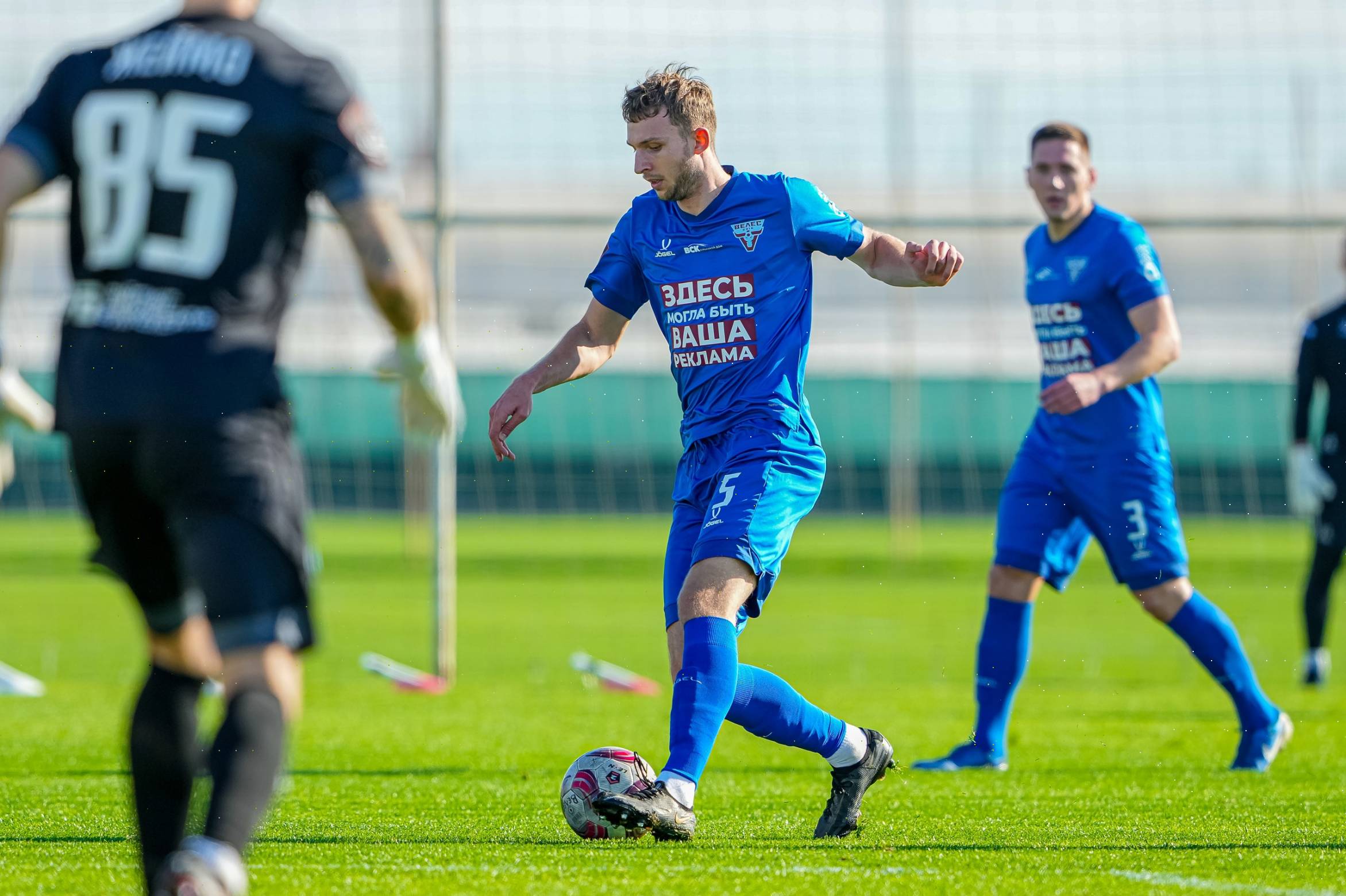 «Ленинградец» против «Спартака», «Велес» принимает «Торпедо», «Кубань» играет с «Волгой»: воскресные матчи Второй лиги на канале «Мяч»