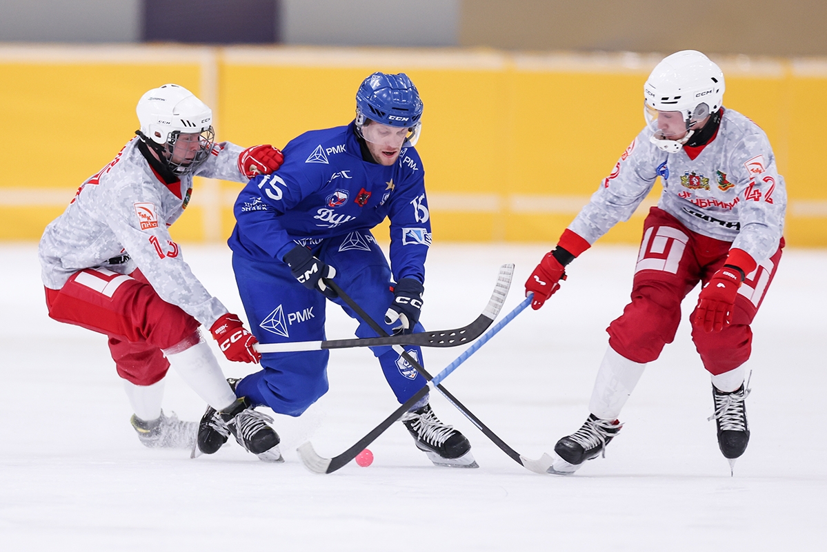 «СКА-Нефтяник» первый, «Динамо» и «Кузбасс» дерутся за второе место: чемпионат России по хоккею с мячом на каналах «Триколор Спорт» и «Хоккей ТВ»