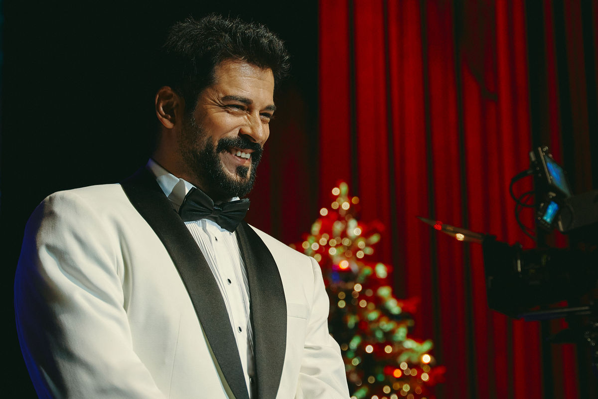 Новый год вместе: опубликованы фото со съемок новых «Елок 11» с Бураком Озчивитом и Рузилем Минекаевым