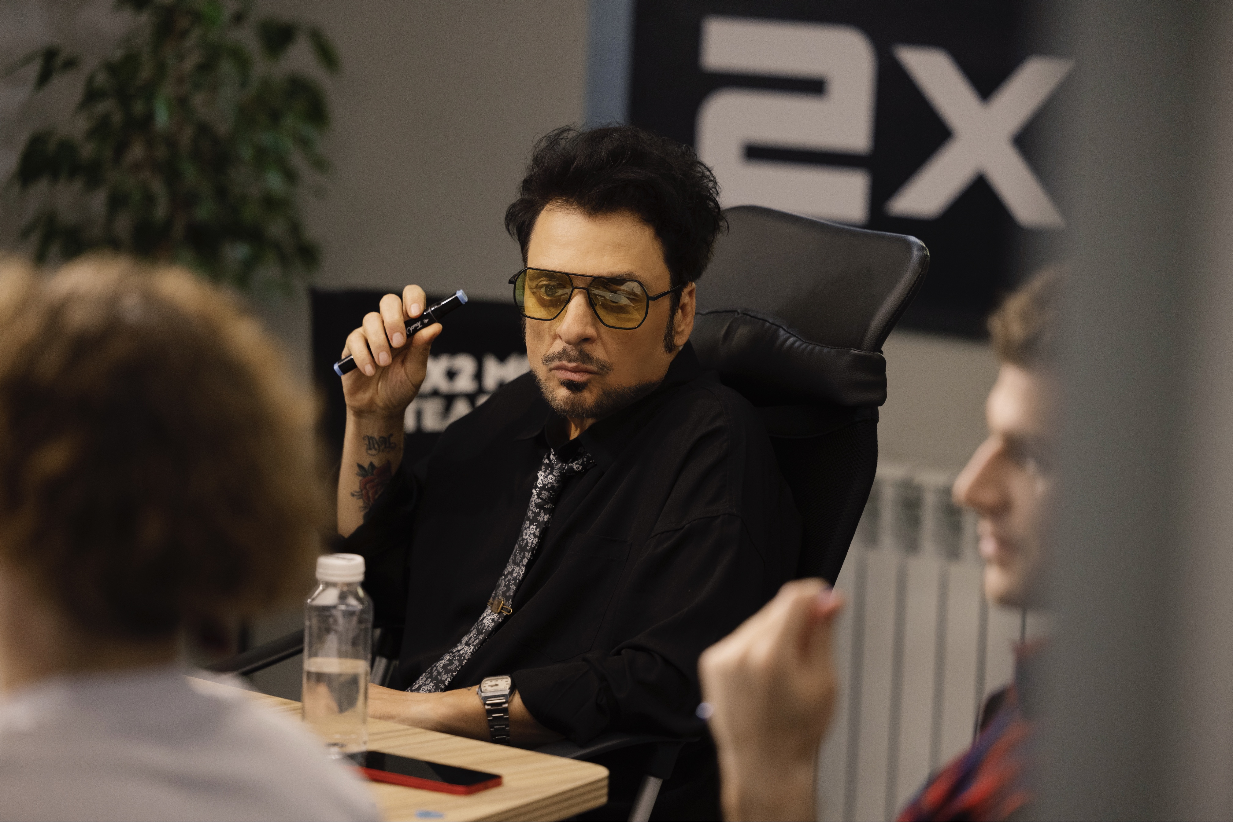 «Коллеги, нужны идеи»: «2х2» начал съемки шоу «Редакция 2x2» про жизнь телеканала
