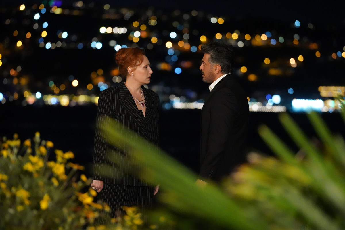 Как Корханы переживут выступление Сейран по телевизору? Смотрим 52-ю серию турецкого хита «Зимородок»