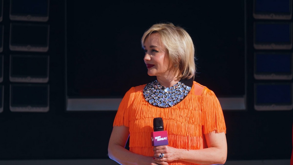 Россияне споют со звездами: «Пятница!» запускает народное караоке-шоу «Поющий офис»